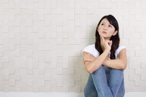 心配事をしている女性