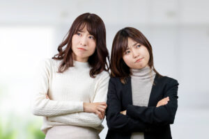 イラっとしている女性